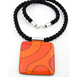 Wisior z Pomarańczowej kolekcji 55