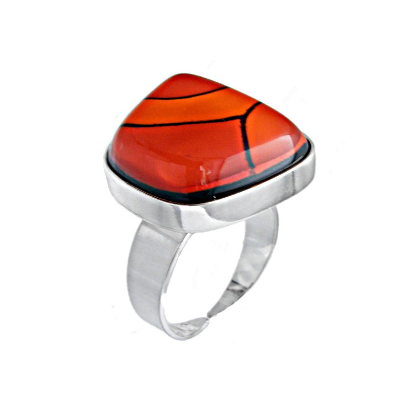 Pierścionek w oprawie trapez