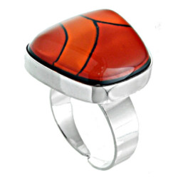 Pierścionek w oprawie trapez