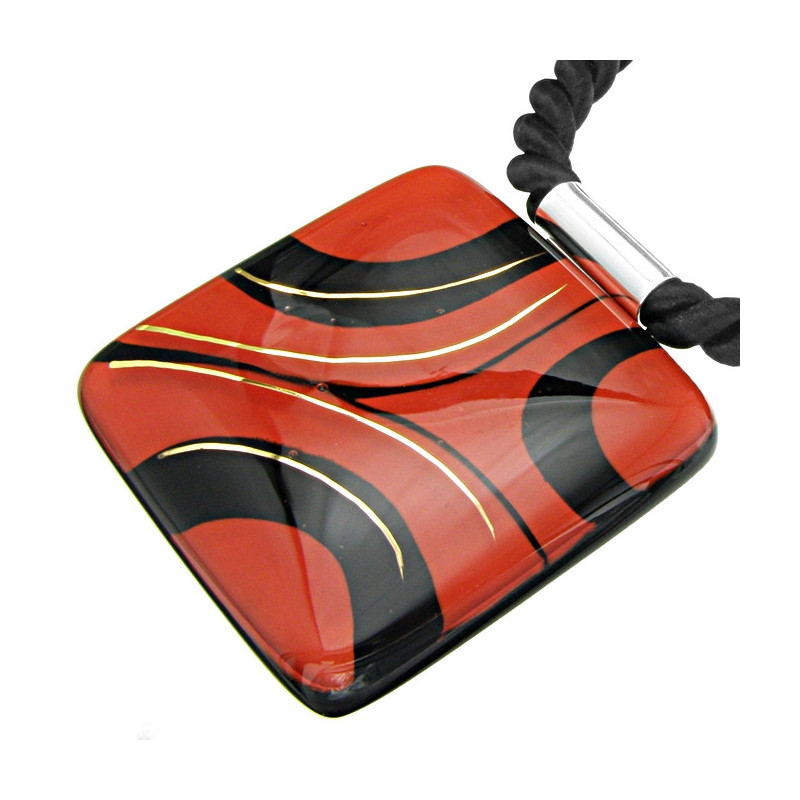 Wisior z Czerwono Czarnej kolekcji 55