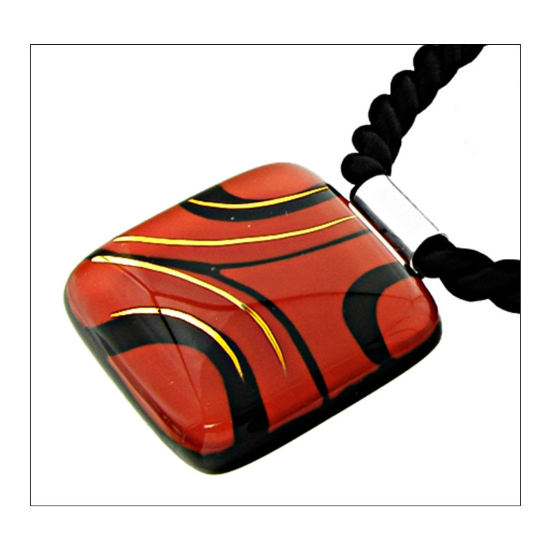 Wisior z Czerwono Czarnej kolekcji 35