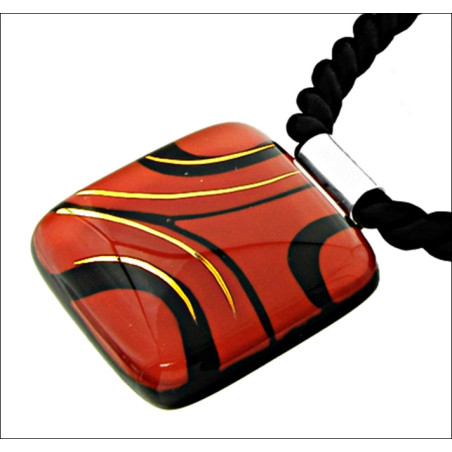 Wisior z Czerwono Czarnej kolekcji 35