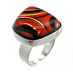 Pierścionek w oprawie trapez