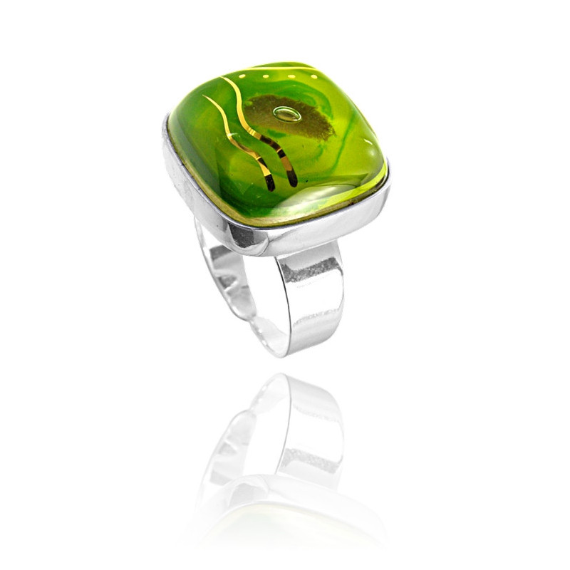 Pierścionek w oprawie srebrnej