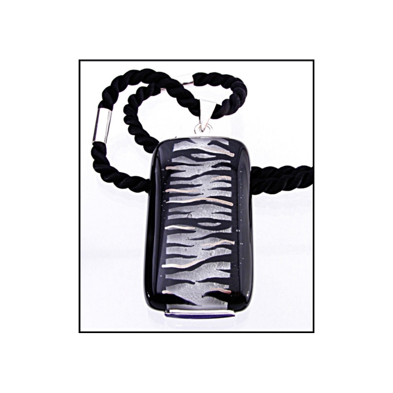 Wisior w oprawie z kolekcji Black & White 55/30