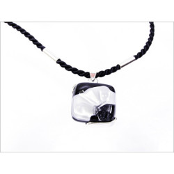 Wisior w oprawie z kolekcji Maki Białe 25