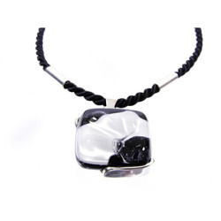 Wisior w oprawie z kolekcji Maki Białe 25