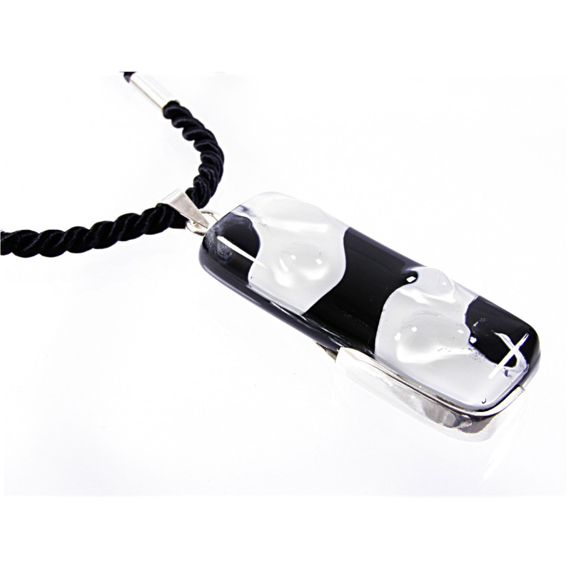 Wisior w oprawie z kolekcji Maki Białe 50/20