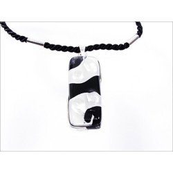 Wisior w oprawie z kolekcji Maki Białe 50/20