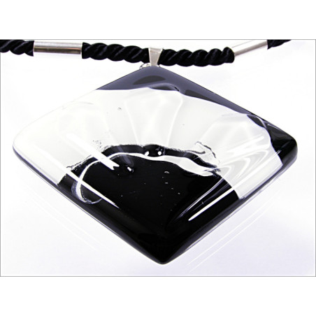 Wisior karo w oprawie z kolekcji Maki Białe 55