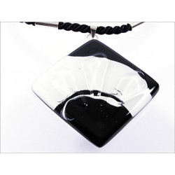 Wisior karo w oprawie z kolekcji Maki Białe 55