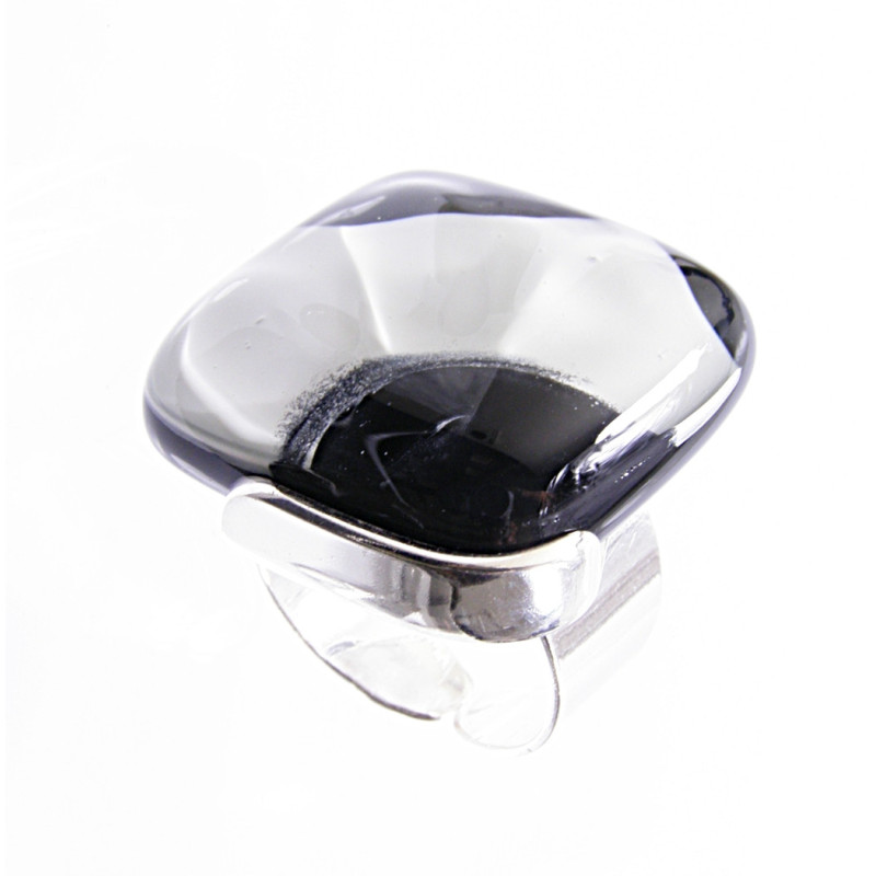 Pierścionek w oprawie z kolekcji Maki Białe 25