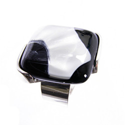 Pierścionek w oprawie z kolekcji Maki Białe 25